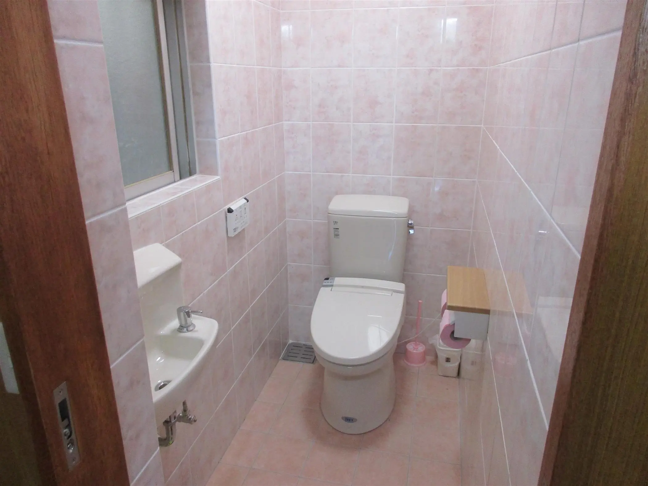 沖縄で施工したリフォーム・那覇で施工したリフォーム施工後の写真：和式トイレから洋式トイレへのリフォーム