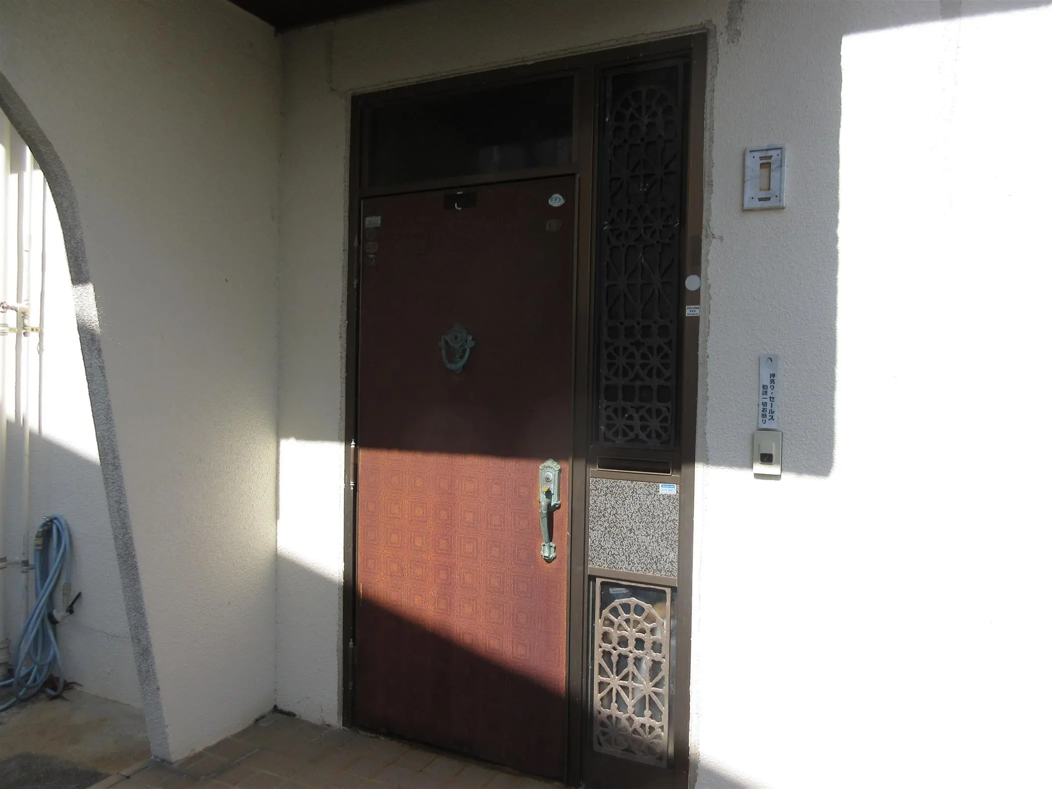 沖縄で施工したリフォーム・那覇で施工したリフォーム施工前の写真：玄関リフォーム