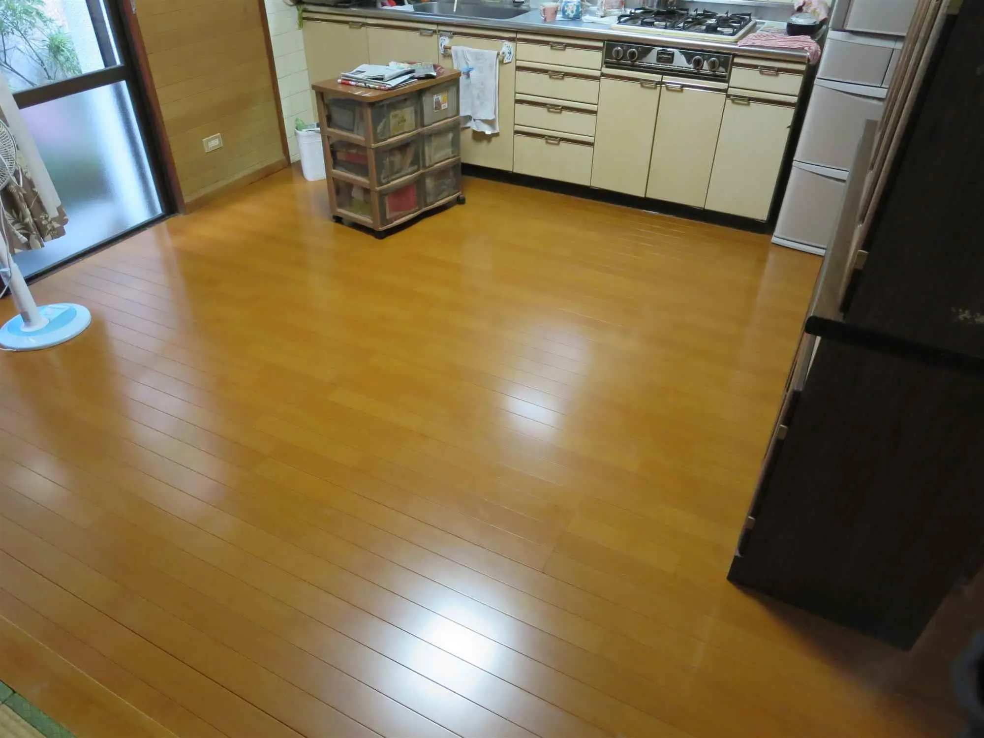 沖縄で施工したリフォーム・那覇で施工したリフォーム施工後の写真：リビング・廊下・玄関ホ－ル部分の床の張替