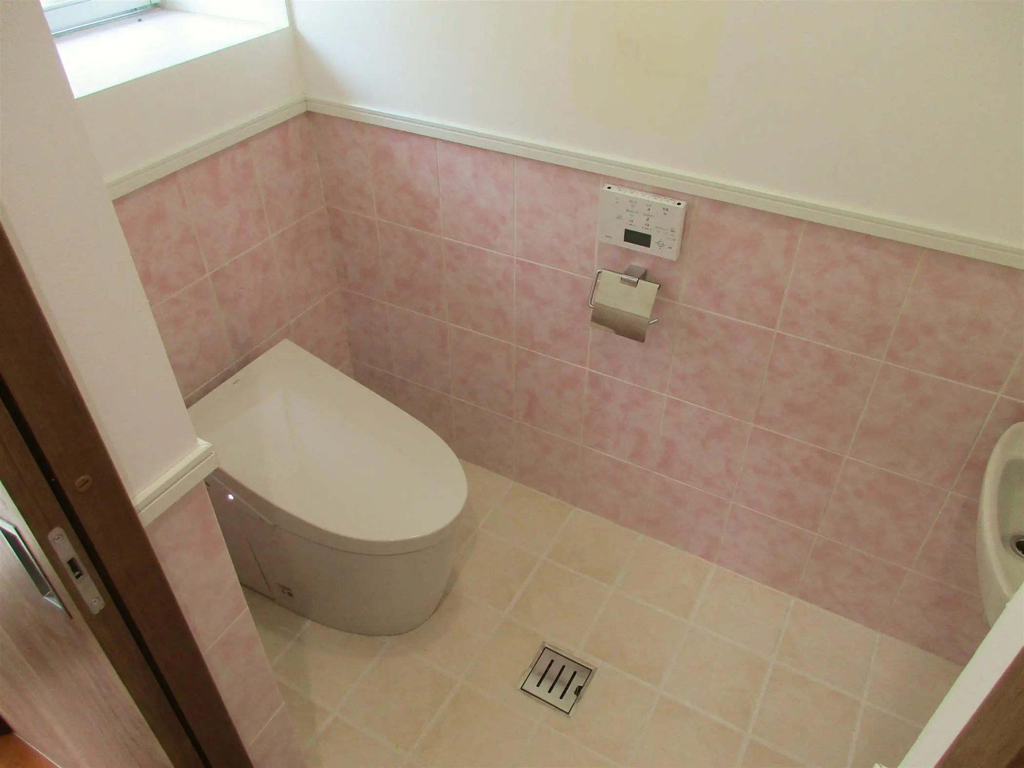 沖縄で施工したリフォーム・那覇で施工したリフォーム施工後の写真:トイレの移動も伴うリフォーム