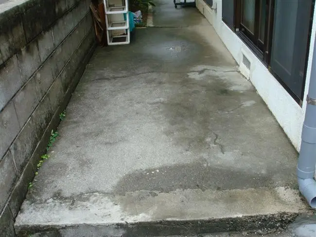 沖縄で施工したリフォーム・那覇で施工したリフォーム施工前の写真:犬走り工事