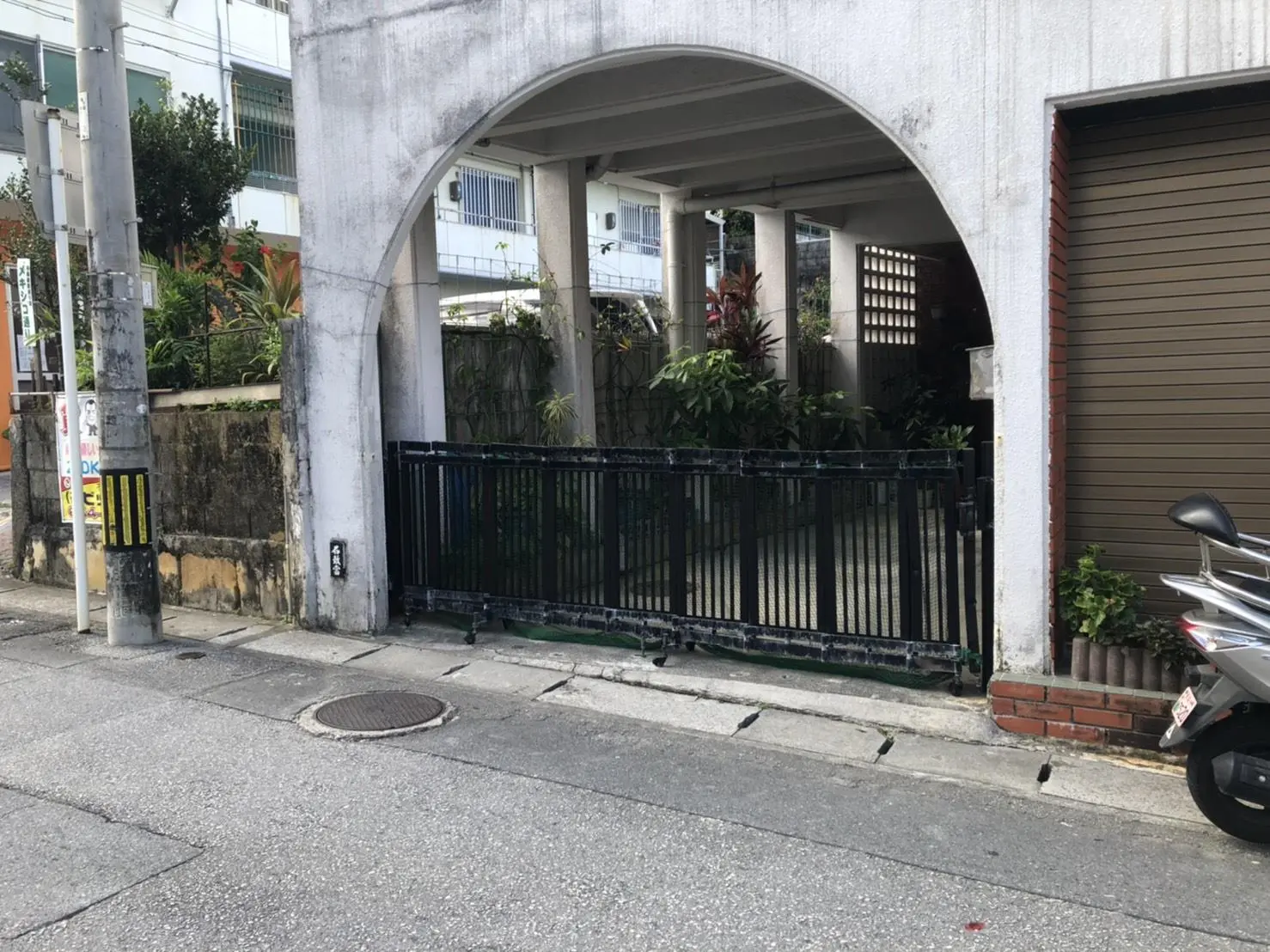 沖縄でリフォーム・那覇でリフォーム施工前の写真：アコーディオン門扉設置工事
