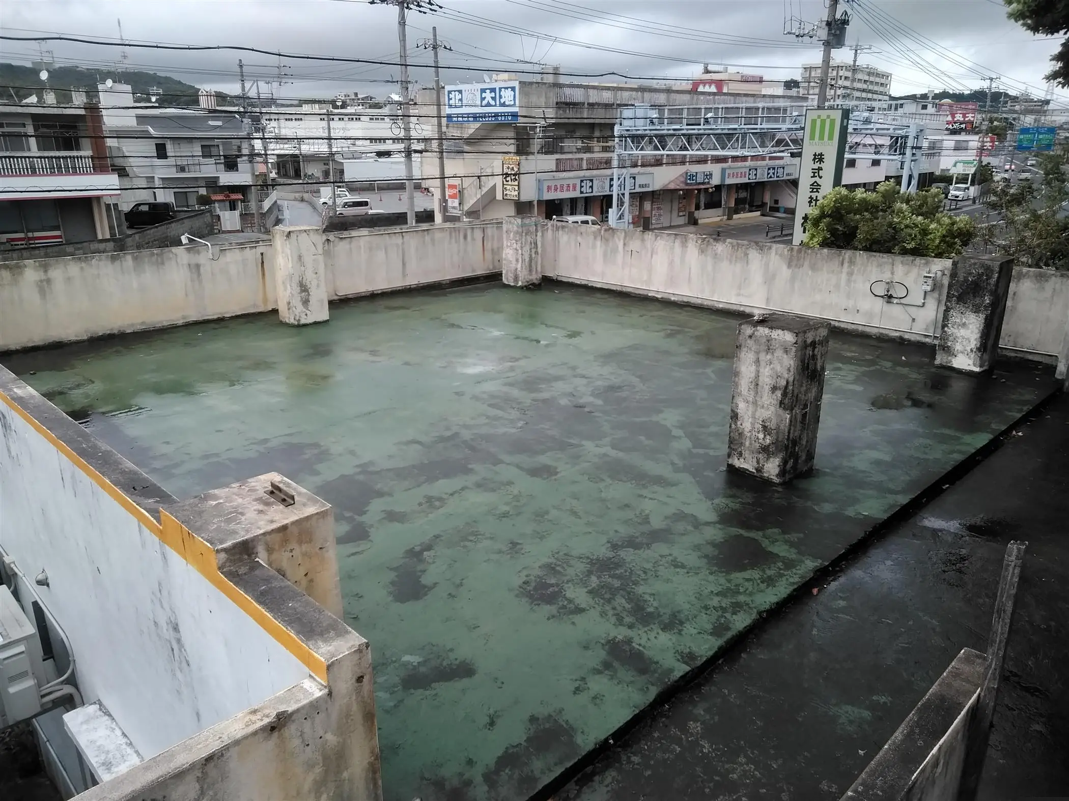 沖縄で施工したリフォーム・那覇で施工したリフォーム施工前の写真：屋上防水工事