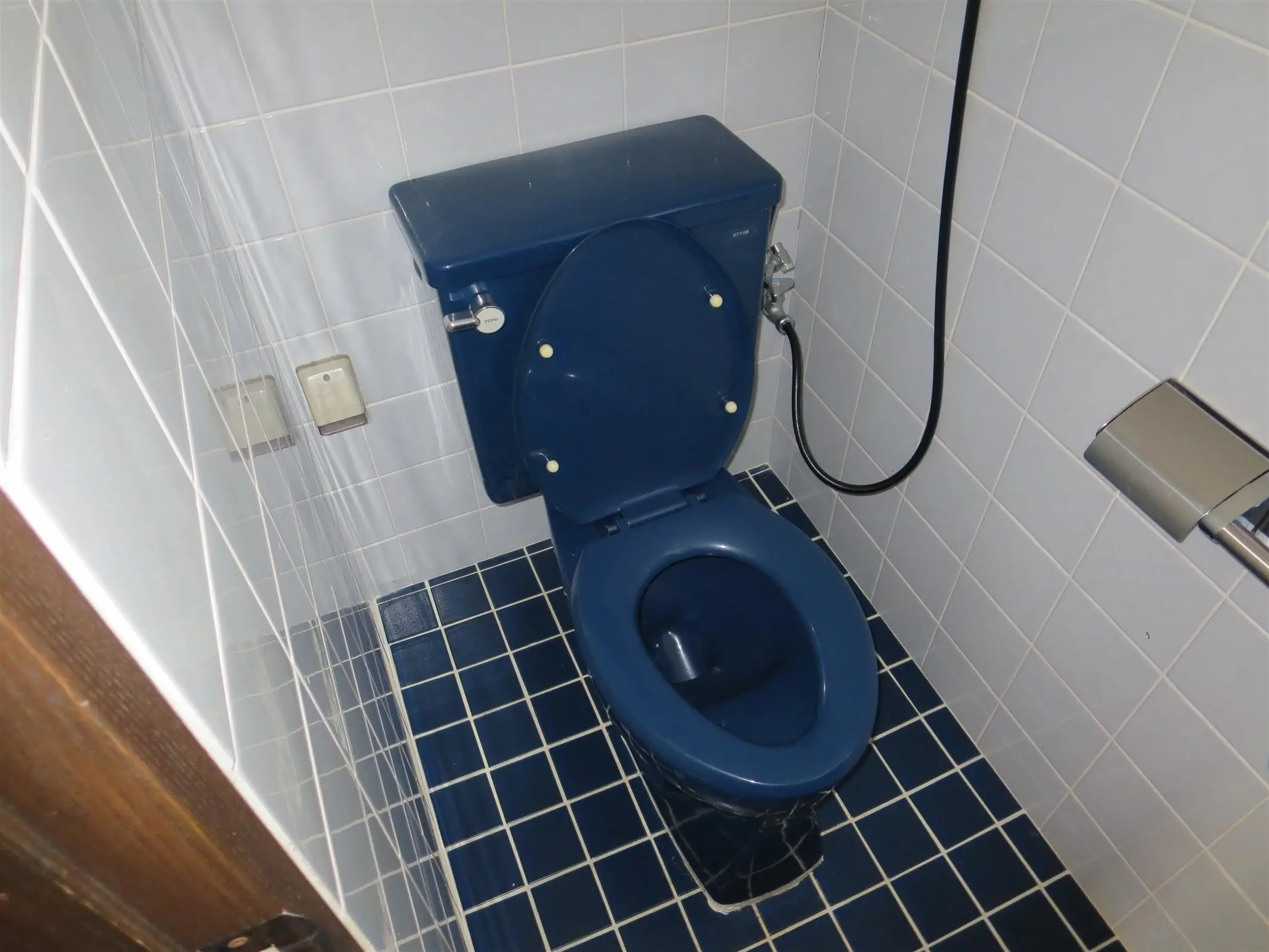 沖縄で施工したリフォーム・那覇で施工したリフォーム施工前の写真:トイレの新調