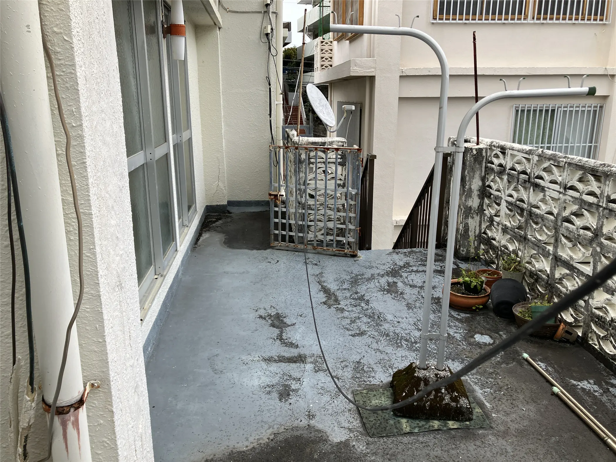 沖縄でリフォーム・那覇でリフォーム施工前の写真:ベランダ防水、雨漏り補修工事