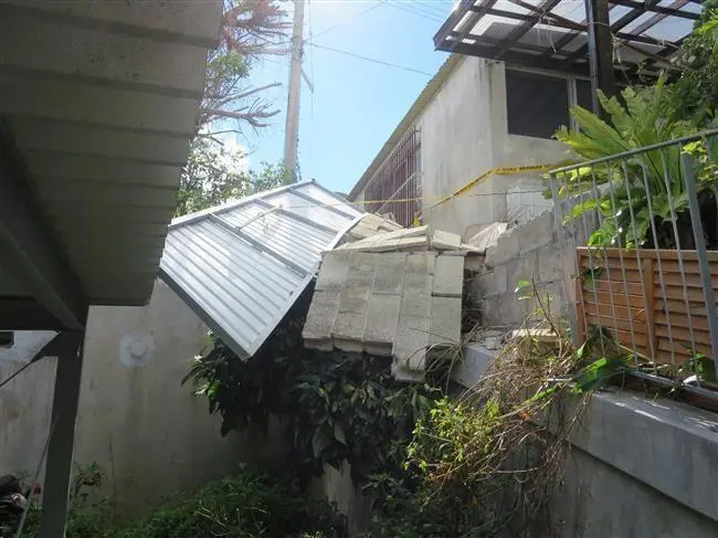 沖縄で施工したリフォーム・那覇で施工したリフォーム施工前の写真：台風被害によるブロック・フェンスの修繕