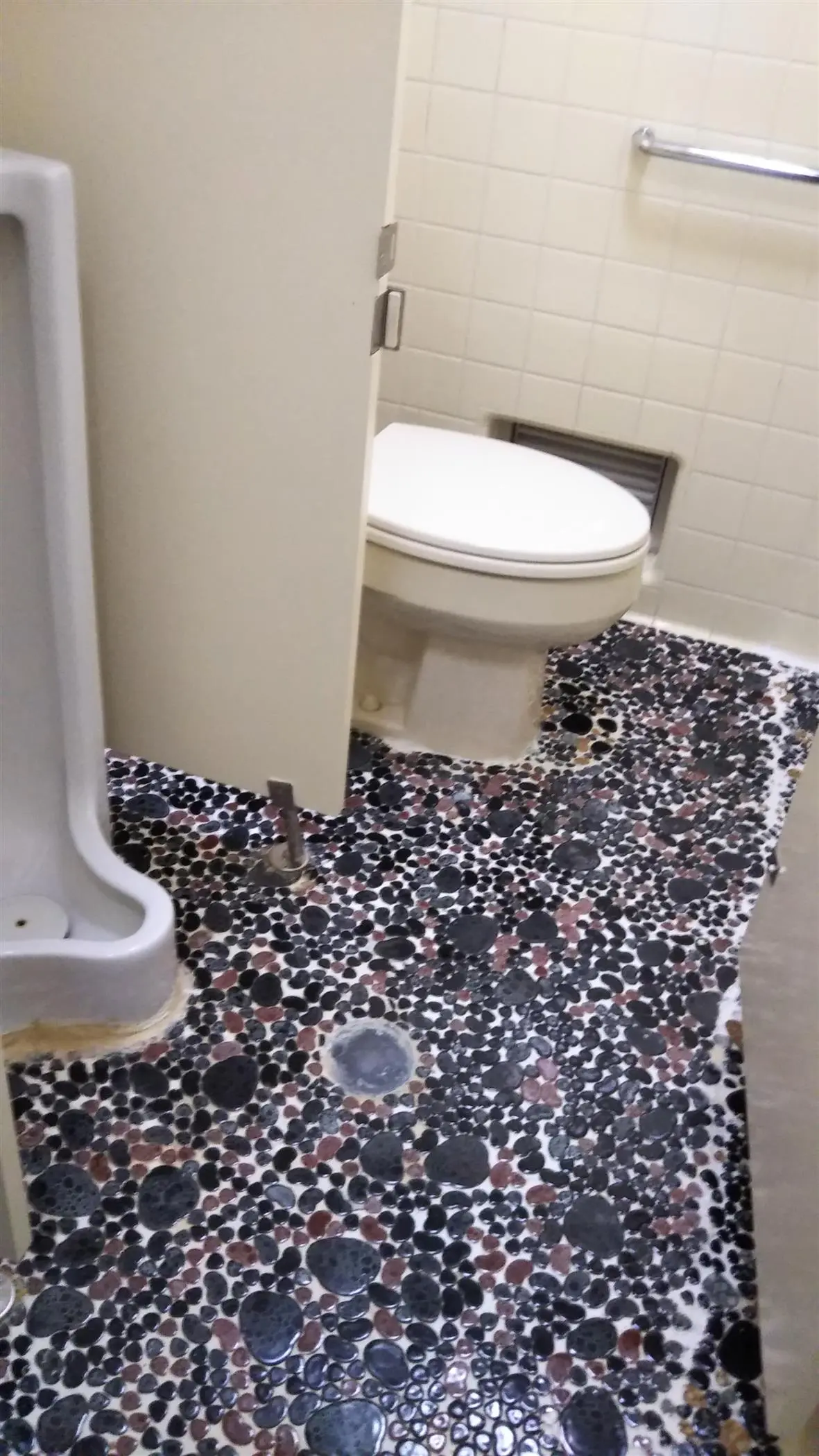 沖縄で施工したリフォーム・那覇で施工したリフォーム施工前の写真:トイレリフォーム