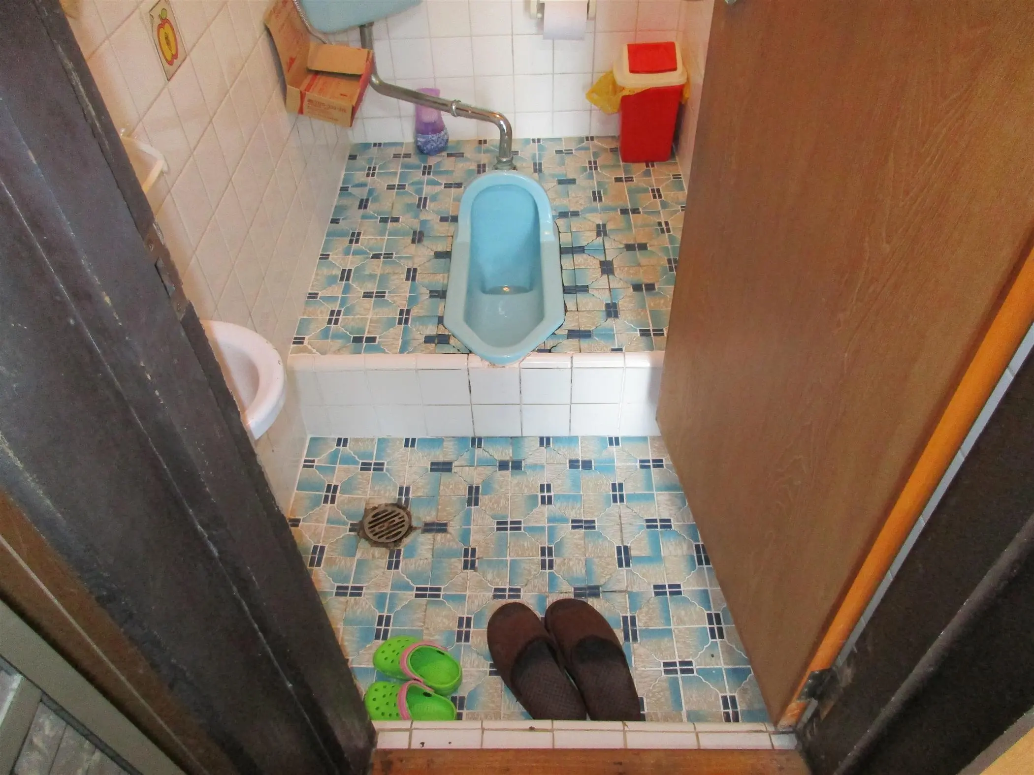 沖縄で施工したリフォーム・那覇で施工したリフォーム施工前の写真：和式トイレから洋式トイレへのリフォーム