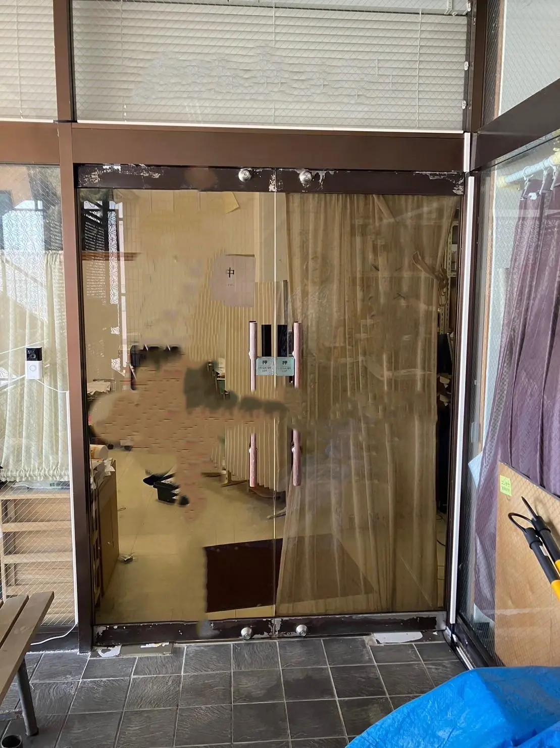 沖縄で施工したリフォーム・那覇で施工したリフォーム施工前の写真：ドア取替工事