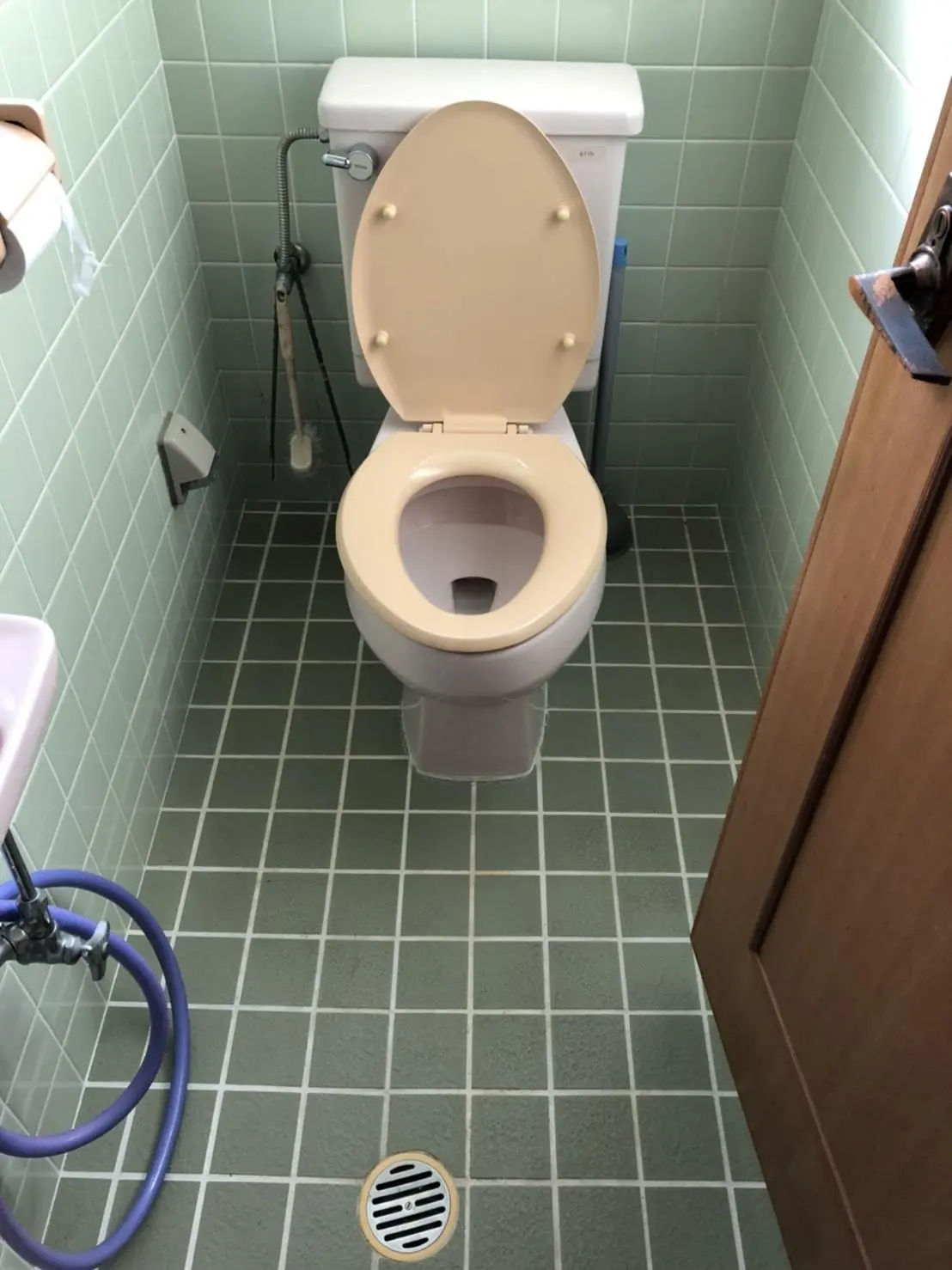 沖縄で施工したリフォーム・那覇で施工したリフォーム施工前の写真:トイレ取替え