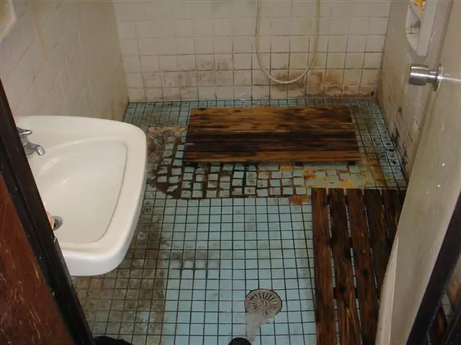 沖縄で施工したリフォーム・那覇で施工したリフォーム施工前の写真:水廻り改装工事