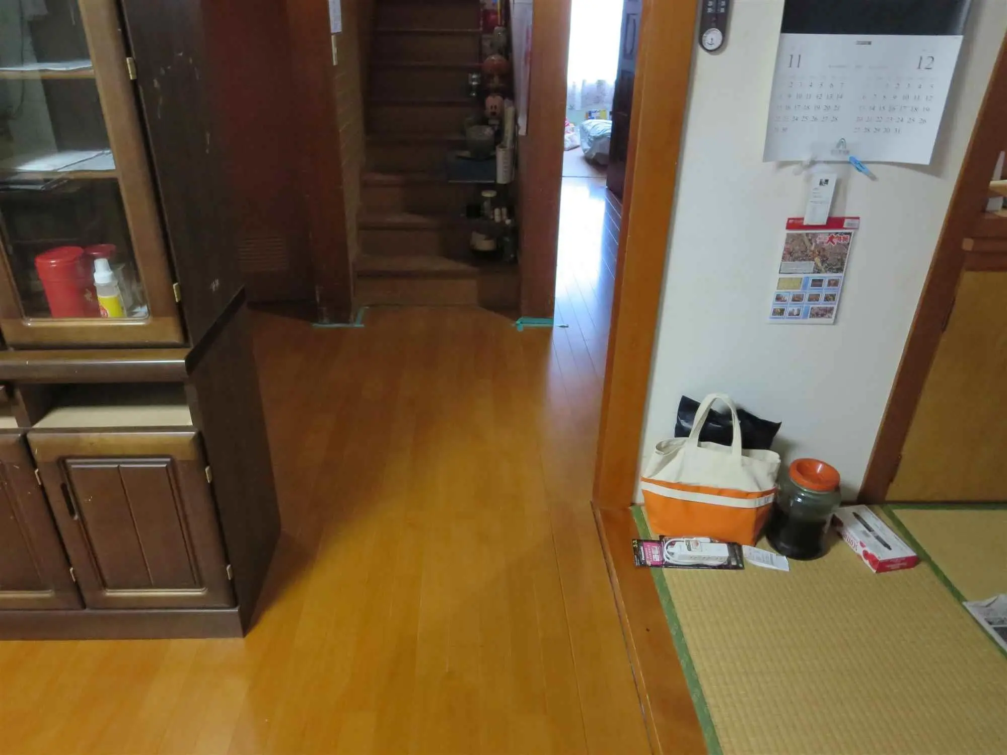 沖縄のリフォーム・那覇のリフォーム施工後の写真：リビング・廊下・玄関ホ－ル部分の床の張替