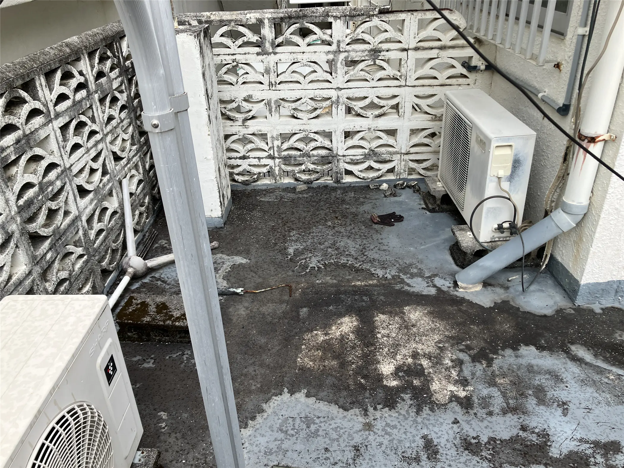 沖縄でリフォーム・那覇でリフォーム施工前の写真:ベランダ防水、雨漏り補修工事