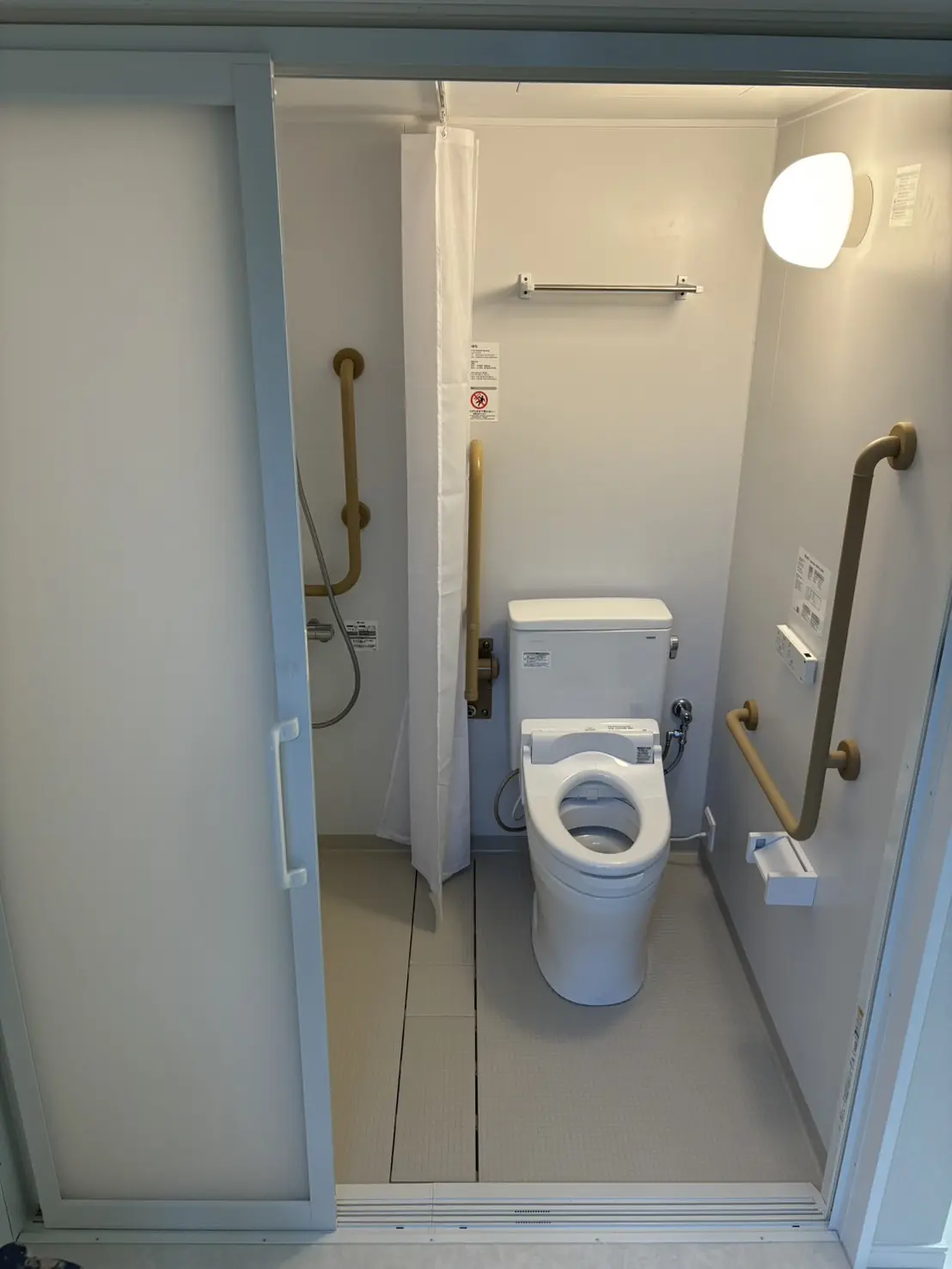 沖縄のリフォーム・那覇のリフォーム施工後の写真：介護のためにシャワー、トイレを新設