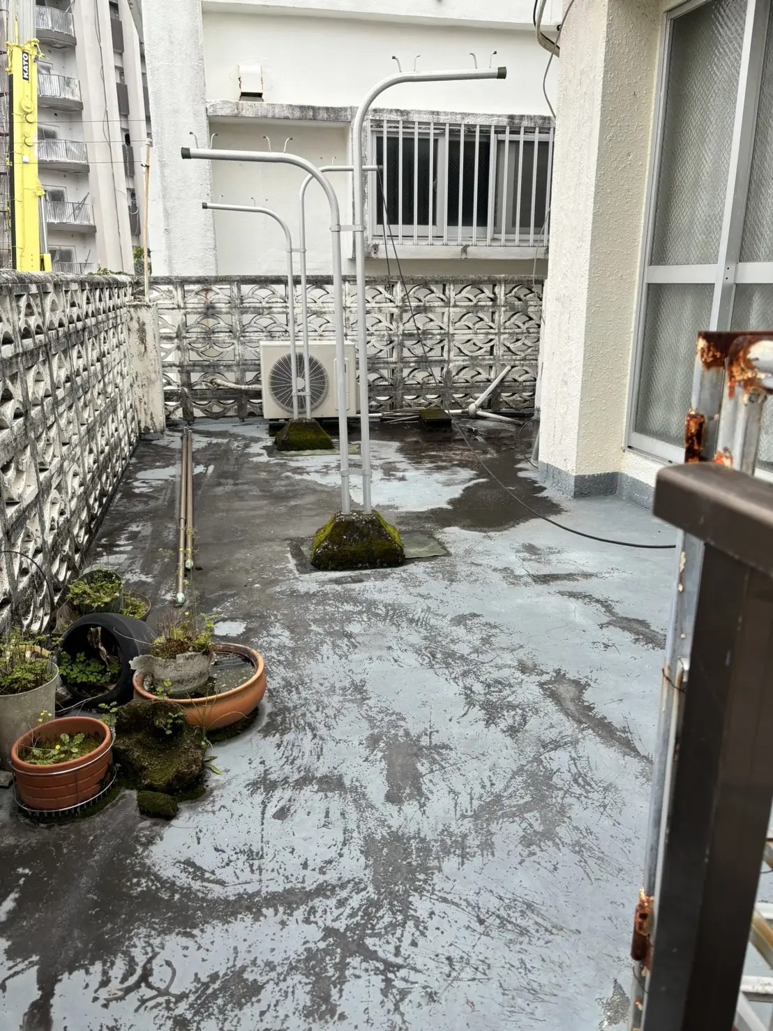 沖縄で施工したリフォーム・那覇で施工したリフォーム施工前の写真:ベランダ防水、雨漏り補修工事