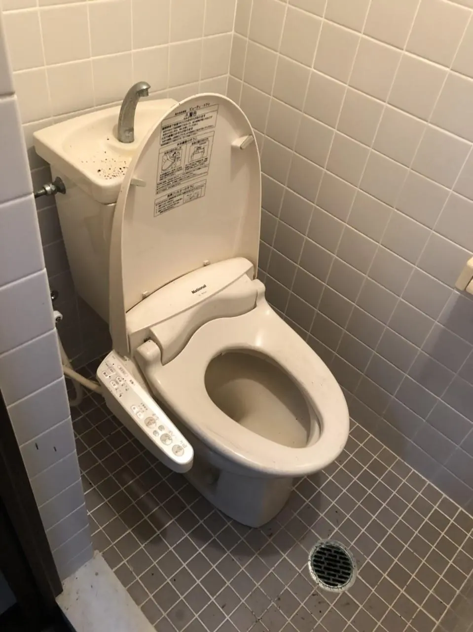 沖縄で施工したリフォーム・那覇で施工したリフォーム施工前の写真:トイレリフォーム