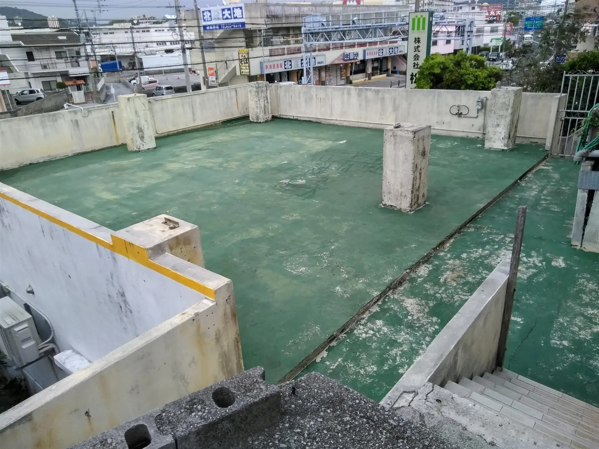 沖縄でリフォーム・那覇でリフォーム施工前の写真:屋上防水工事
