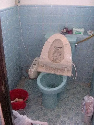沖縄で施工したリフォーム・那覇で施工したリフォーム施工前の写真:古くなったトイレを新しく