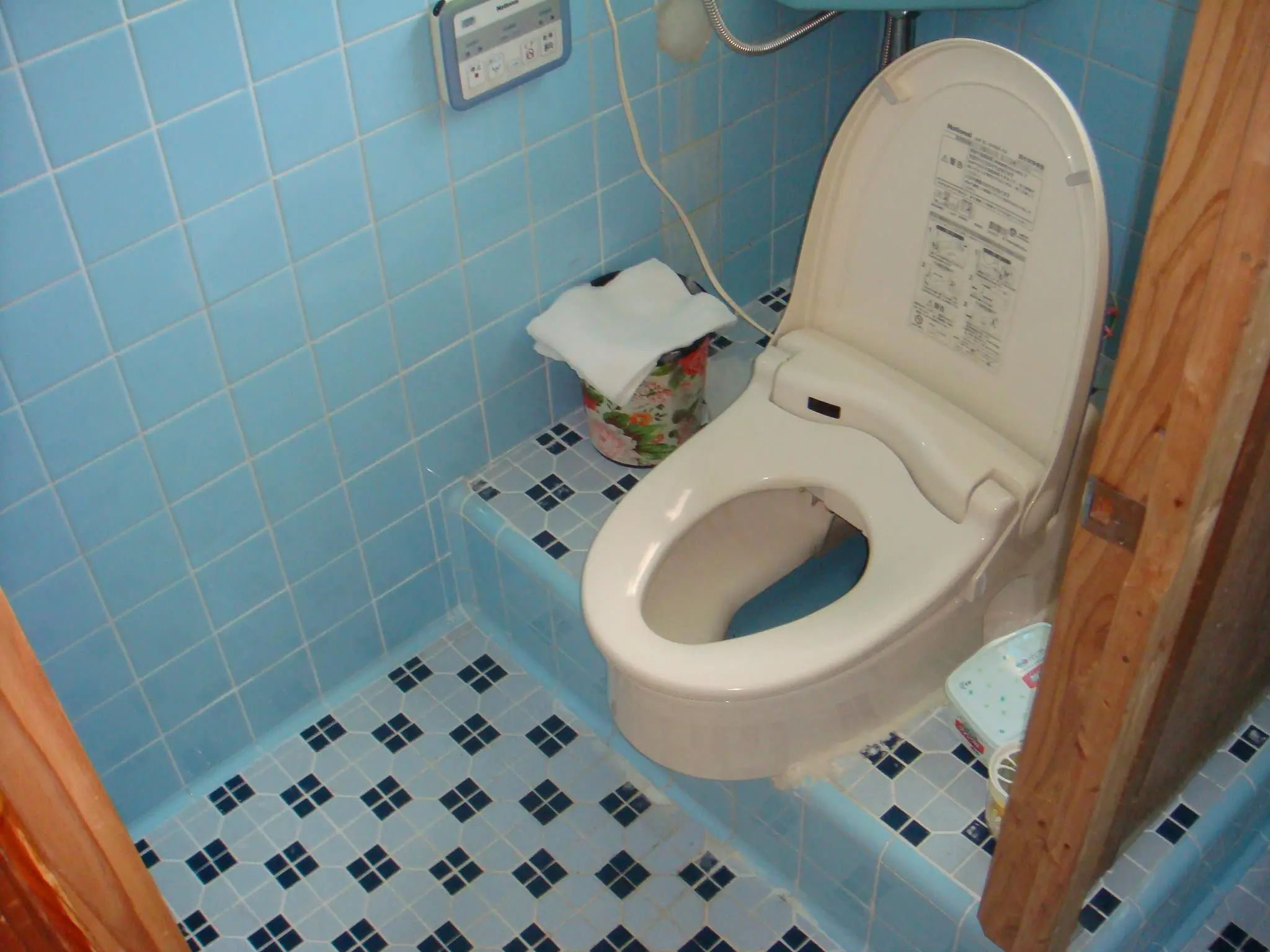 沖縄で施工したリフォーム・那覇で施工したリフォーム施工前の写真：トイレリフォーム