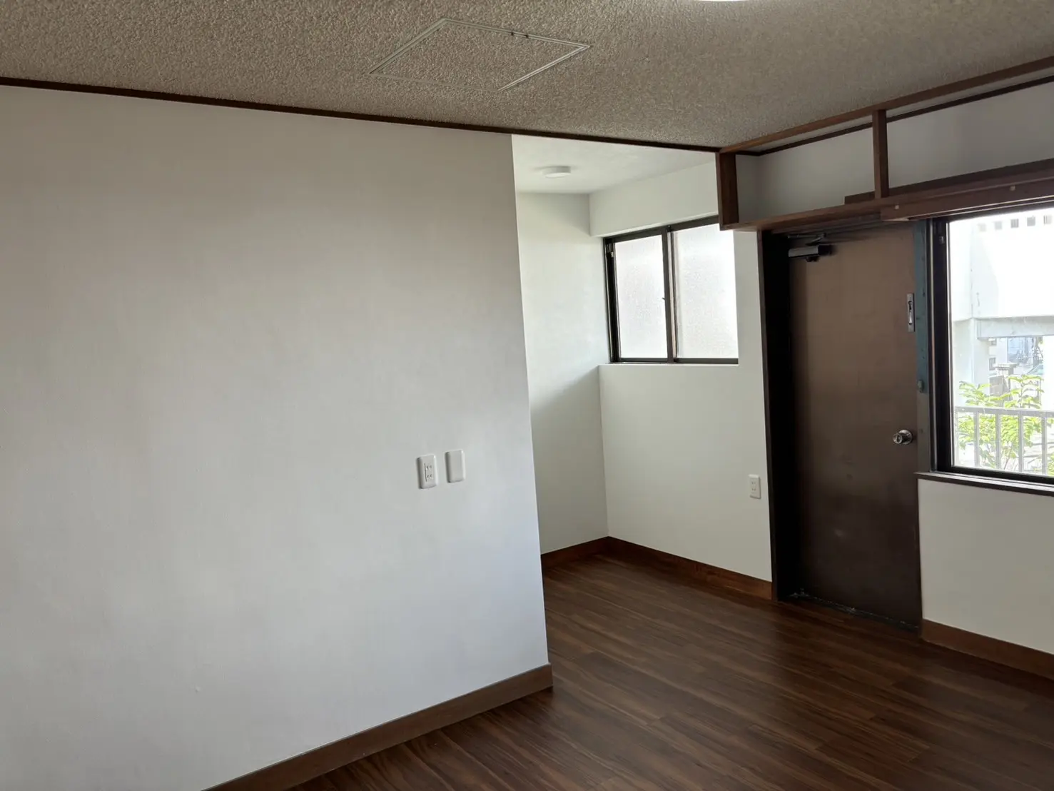 沖縄のリフォーム・那覇のリフォーム施工後の写真：浴槽を撤去し、洗面室とトイレを別々の空間に