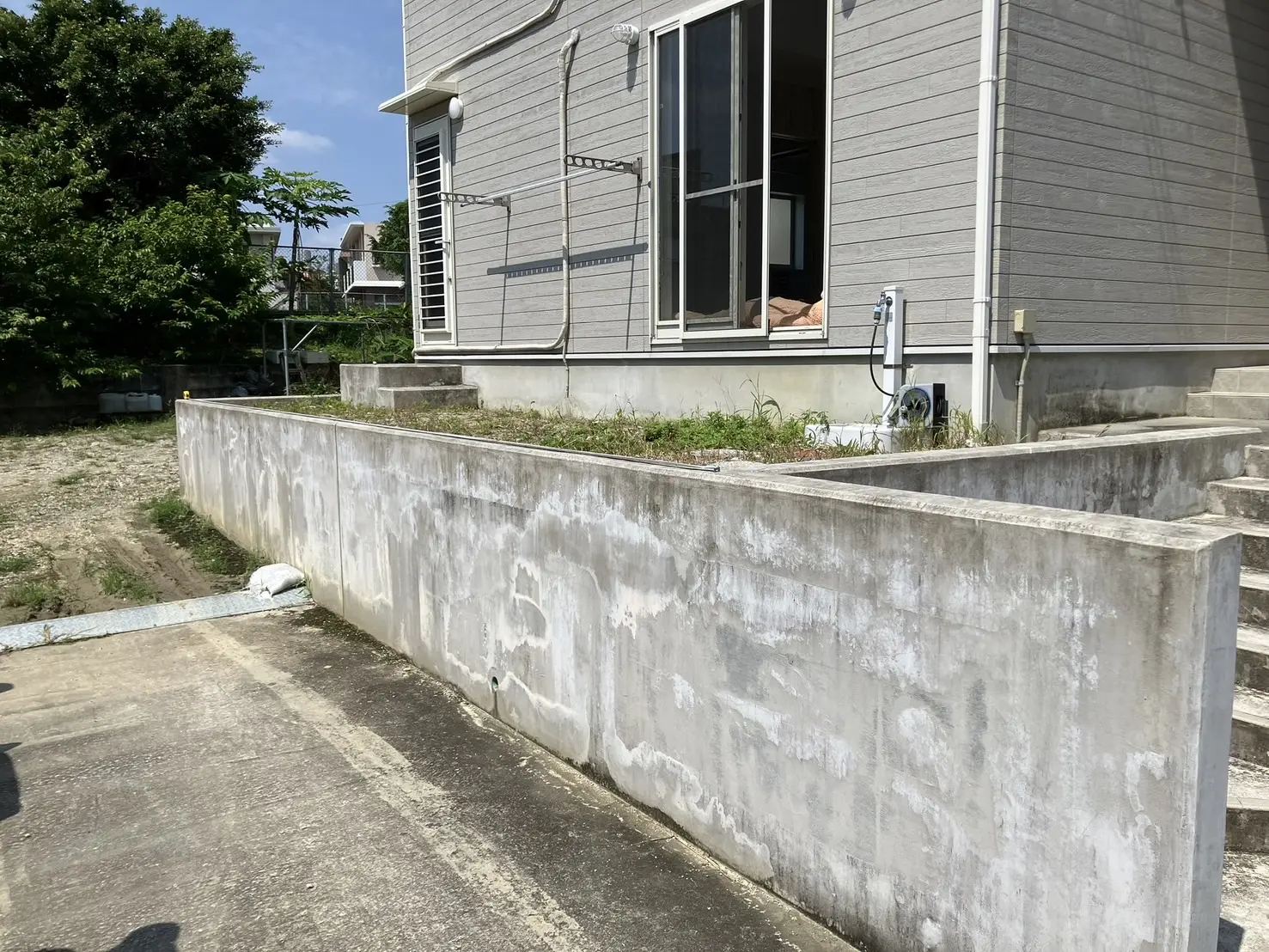沖縄で施工したリフォーム・那覇で施工したリフォーム施工前の写真：目隠しフェンス設置工事