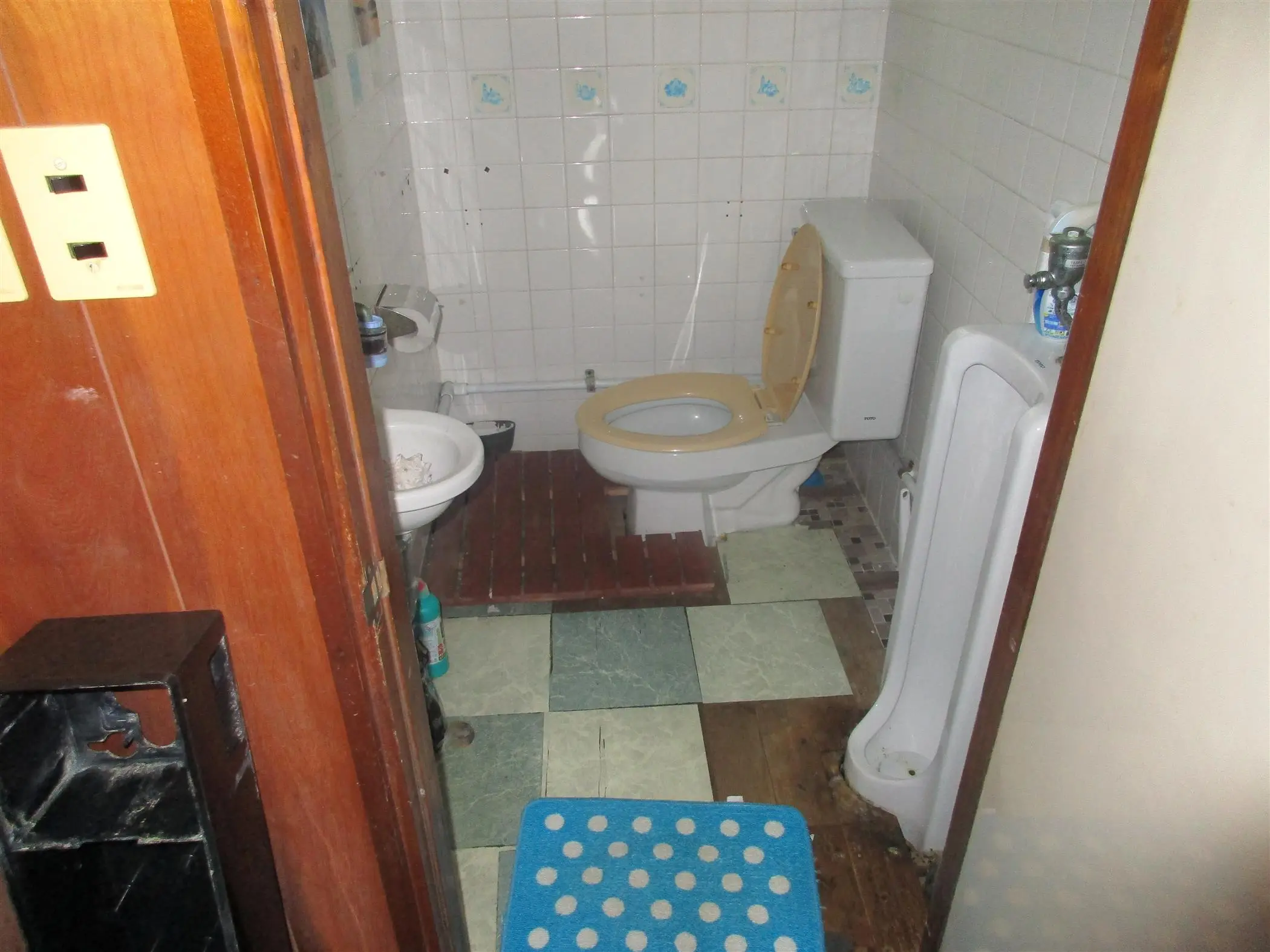 沖縄で施工したリフォーム・那覇で施工したリフォーム施工前の写真:トイレの移動も伴うリフォーム