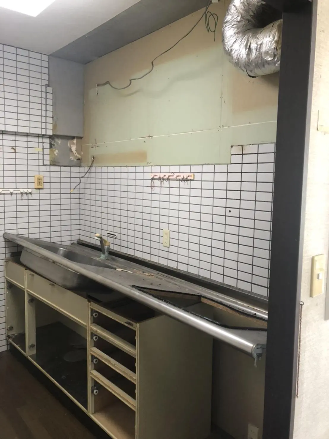 沖縄で施工したリフォーム・那覇で施工したリフォーム施工前の写真:対面キッチンへ