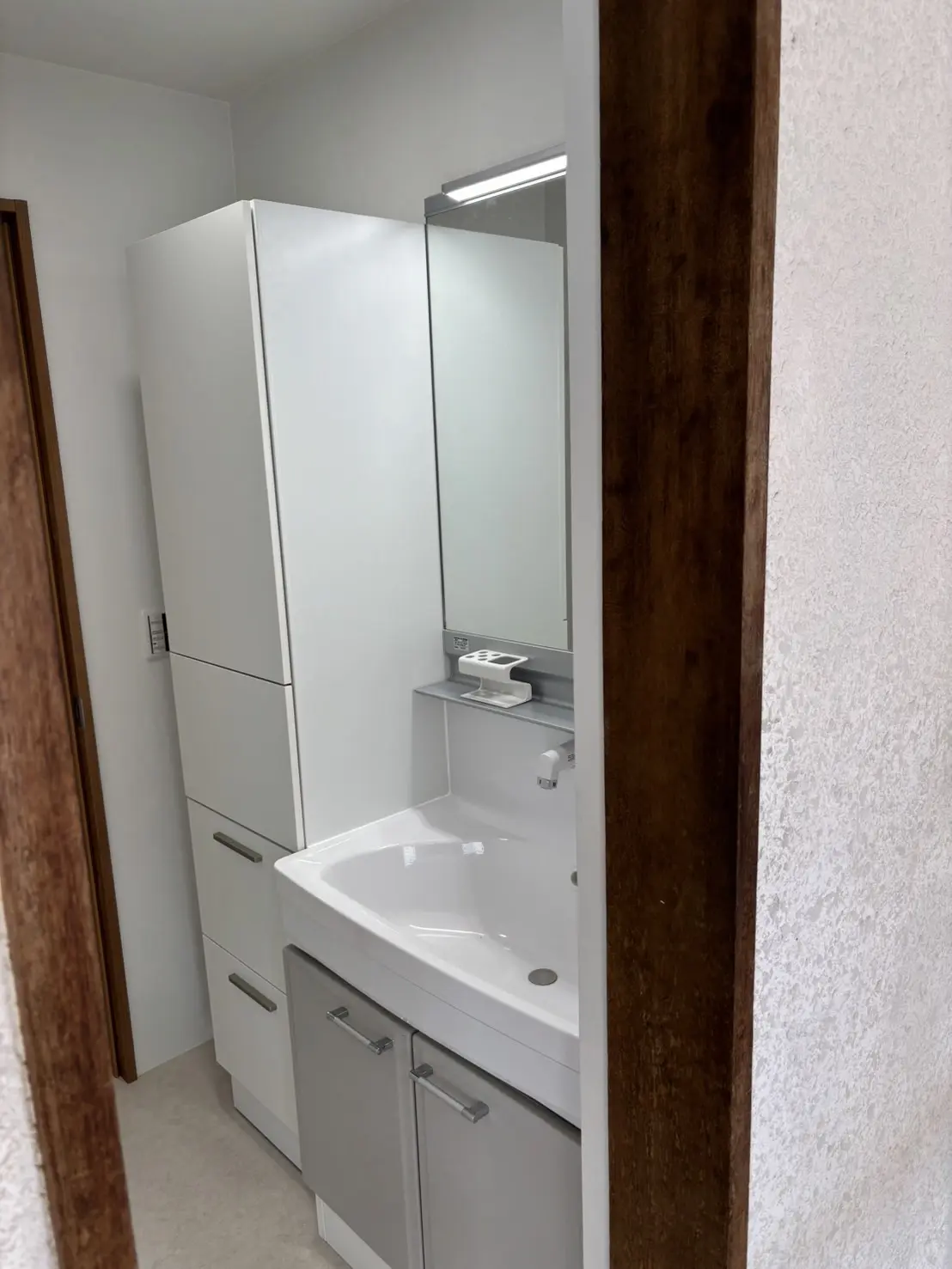 沖縄のリフォーム・那覇のリフォーム施工後の写真：浴槽を撤去し、洗面室とトイレを別々の空間に