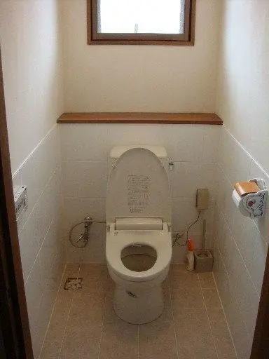沖縄で施工したリフォーム・那覇で施工したリフォーム施工後の写真:古くなったトイレを新しく