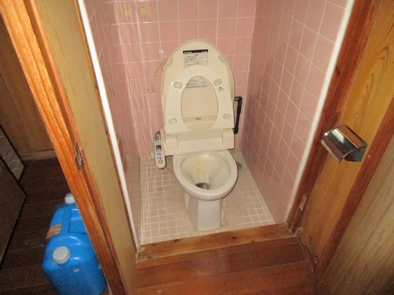 沖縄で施工したリフォーム・那覇で施工したリフォーム施工前の写真:古民家のトイレリフォーム