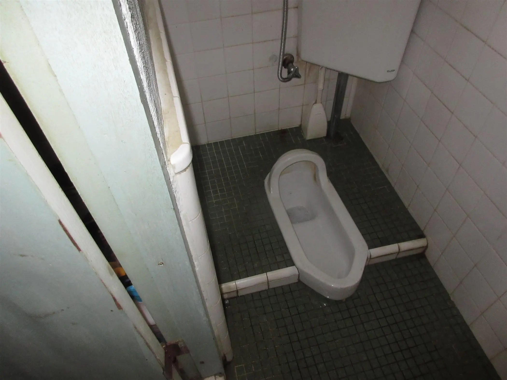沖縄で施工したリフォーム・那覇で施工したリフォーム施工前の写真：和式トイレから洋式トイレへ