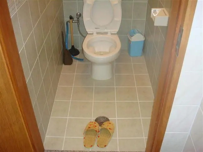 沖縄で施工したリフォーム・那覇で施工したリフォーム施工前の写真:トイレをシャワ-室へ