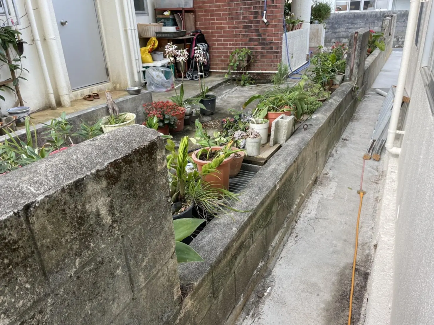 沖縄で施工したリフォーム・那覇で施工したリフォーム施工前の写真：目隠しフェンス設置工事とトタンの張替え