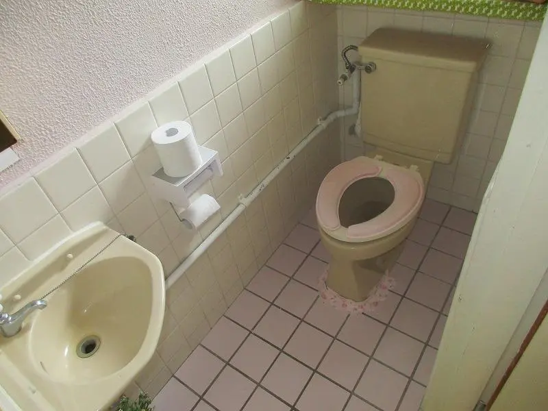 沖縄で施工したリフォーム・那覇で施工したリフォーム施工前の写真:2世帯<親世帯のトイレリフォーム>