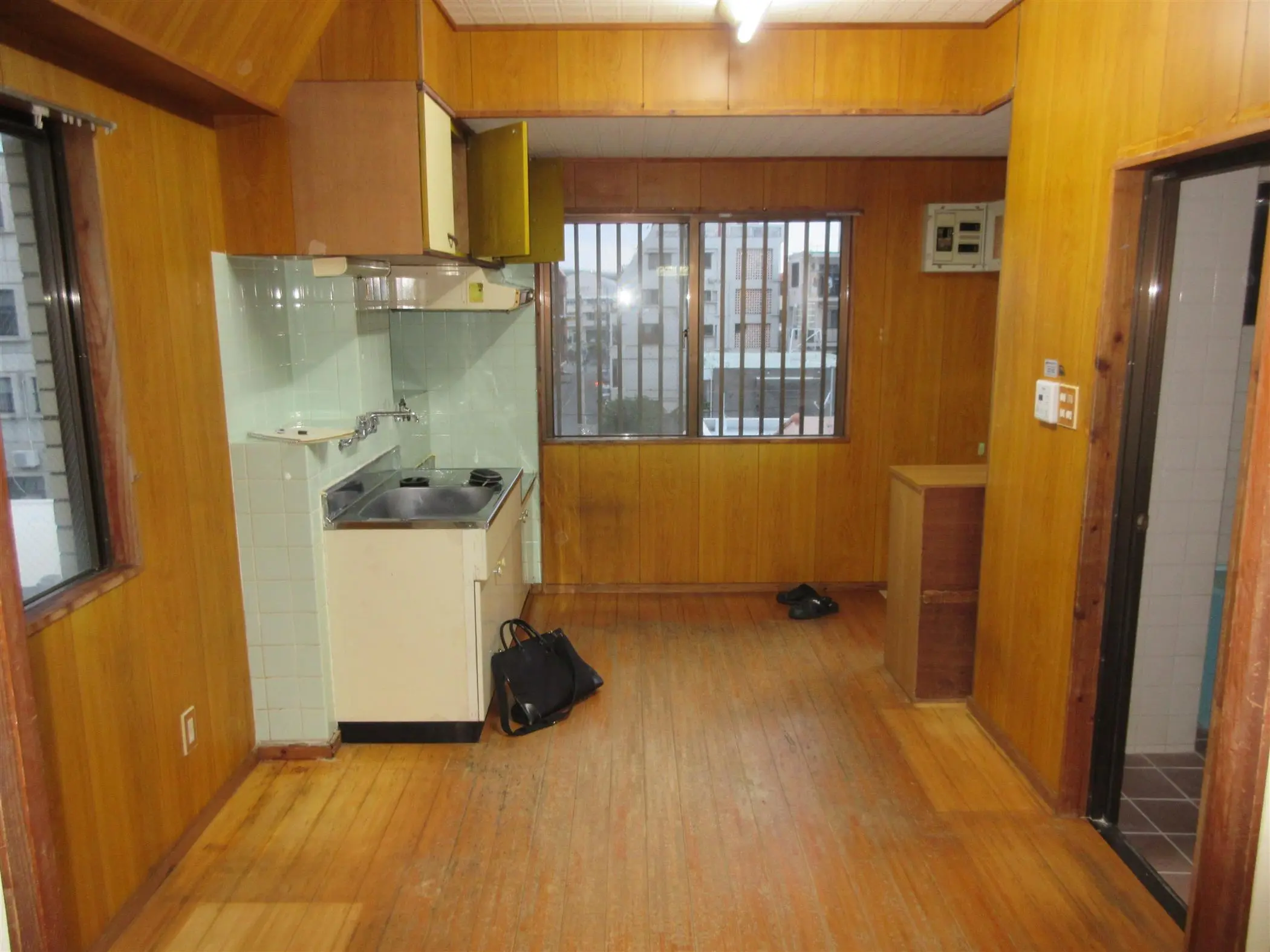 沖縄でリフォーム・那覇でリフォーム施工前の写真:泊アパート改装工事